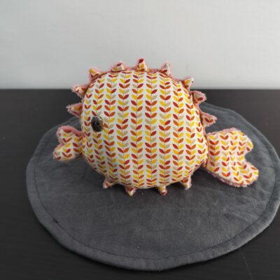 Peluche poisson globe artisanale feuillage d'automne - Création exclusive motifs de petites feuilles colorées
