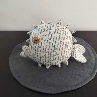Peluche poisson globe artisanale écriture manuscrite - Création exclusive poétique et littéraire