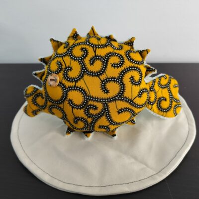 Peluche poisson globe wax jaune et coloré unique, avec finitions Bouton et tissu éponge blanc écru.