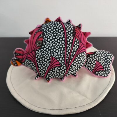 Peluche poisson globe wax rose unique, avec finitions Bouton et tissu éponge rose vif.
