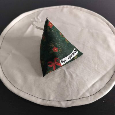 Bouillotte sèche Noël sapin et rouge, berlingot en tissu artisanal aux motifs de fêtes et de fleurs rouges.