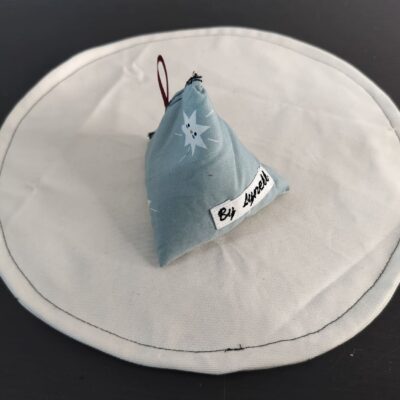Bouillotte sèche bleu pastel étoiles, berlingot en tissu artisanal aux motifs d'étoiles scintillantes.