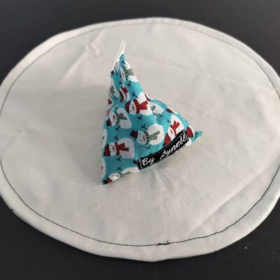 Bouillotte sèche bonhommes de neige bleu, berlingot en tissu artisanal aux motifs de sympathiques bonhommes de neige.
