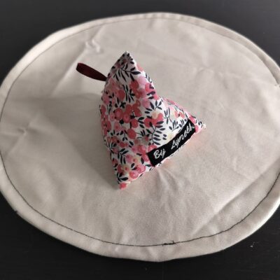 Bouillotte sèche fleuri rose, berlingot en tissu artisanal au motif floral romantique.