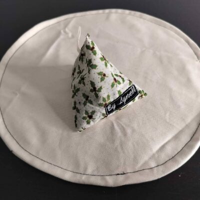 Bouillotte sèche houx blanc et vert, berlingot en tissu artisanal aux motifs de feuilles de houx et baies rouges.