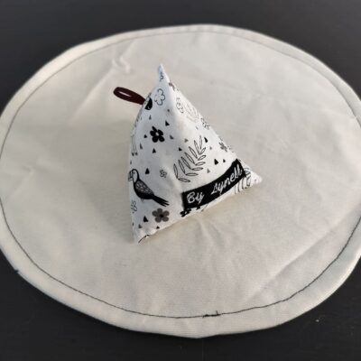 Bouillotte sèche imprimé jungle, berlingot en tissu artisanal aux motifs d'animaux sauvages.