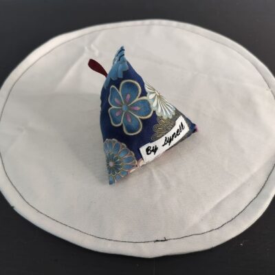 Bouillotte sèche japonais bleu, berlingot en tissu artisanal aux motifs floraux et géométriques d'inspiration nippone.