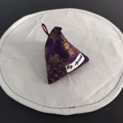 Bouillotte sèche mandala doré, berlingot en tissu artisanal aux superbes motifs géométriques et floraux.