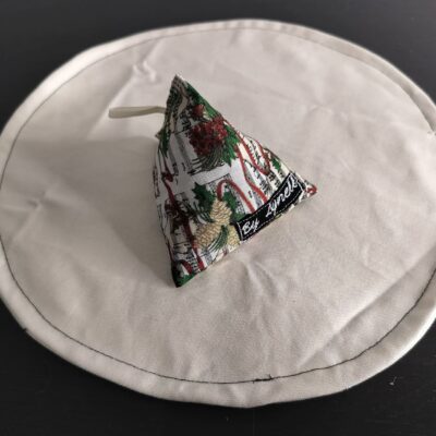 Bouillotte sèche partition de Noël, berlingot en tissu artisanal aux motifs de partitions musicales, houx et pommes de pin.