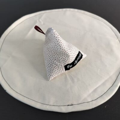 Bouillotte sèche pois rouges, berlingot en tissu artisanal au motif de petits pois délicats.