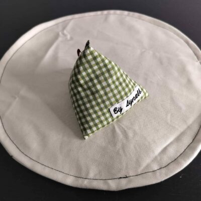 Bouillotte sèche vichy vert olive, berlingot en tissu artisanal à motif vichy champêtre et doux.