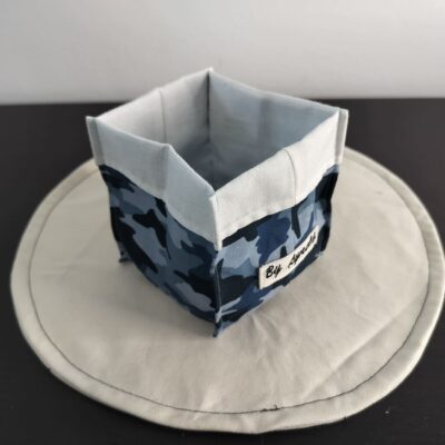 Vide-poche en tissu camouflage bleu, petit panier carré bicolore avec revers blanc en coton motifs camouflage bleu et gris.