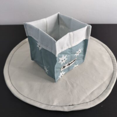 Vide-poche en tissu doux et poétique, petit panier carré bicolore avec revers blanc un coton bleu pastel lumineux parsemé d'étoiles scintillantes.