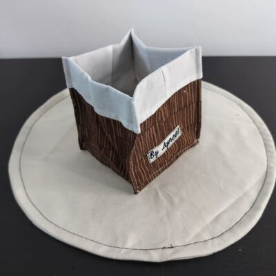 Vide-poche en tissu rayé marron, petit panier carré bicolore avec revers blanc un coton aux rayures verticales marron et chocolat.