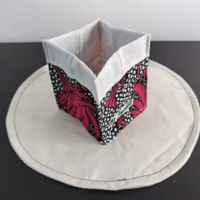 Vide-poche en tissu wax rose, petit panier carré bicolore avec revers blanc un tissu Wax aux nuances lumineuses de rose fuchsia, noir et blanc.