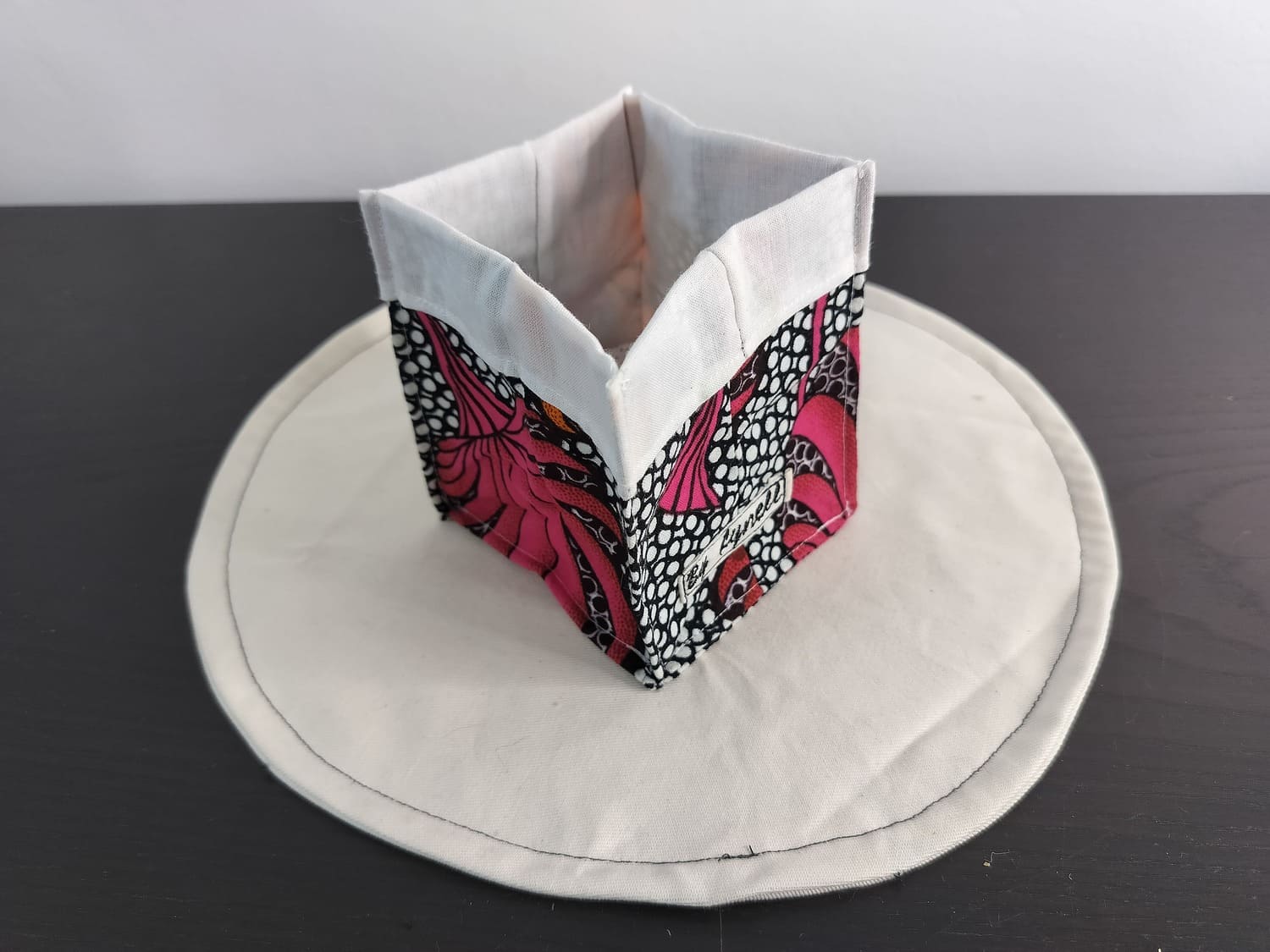 Vide-poche en tissu wax rose, petit panier carré bicolore avec revers blanc un tissu Wax aux nuances lumineuses de rose fuchsia, noir et blanc.