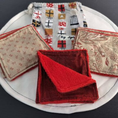 Lingette lavable rétro rouge et beige, lot de 6 carrés démaquillants en tissu et éponge de bambou un coton aux motifs géométriques d'inspiration rétro.