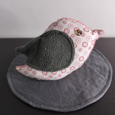 Peluche oiseau cercles, finition Bouton et tissu éponge vert gris.