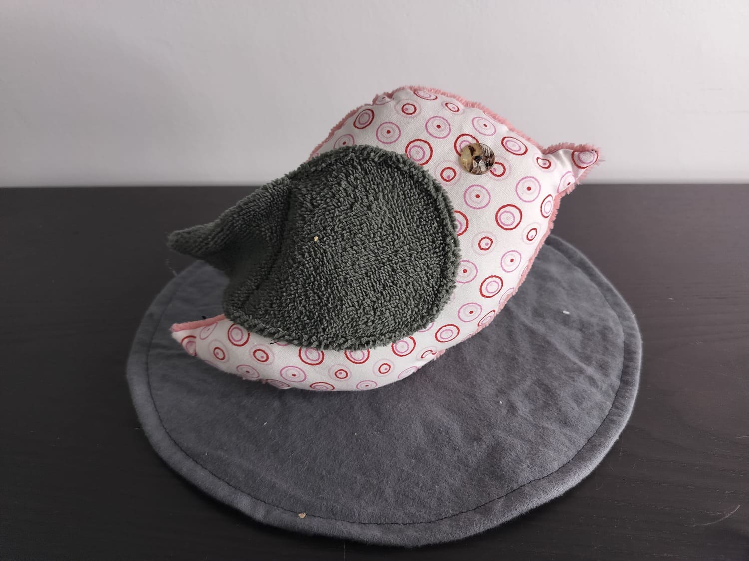 Peluche oiseau cercles, finition Bouton et tissu éponge vert gris.