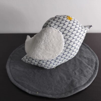 Peluche oiseau écailles, finition Brodé et tissu éponge blanc pur.