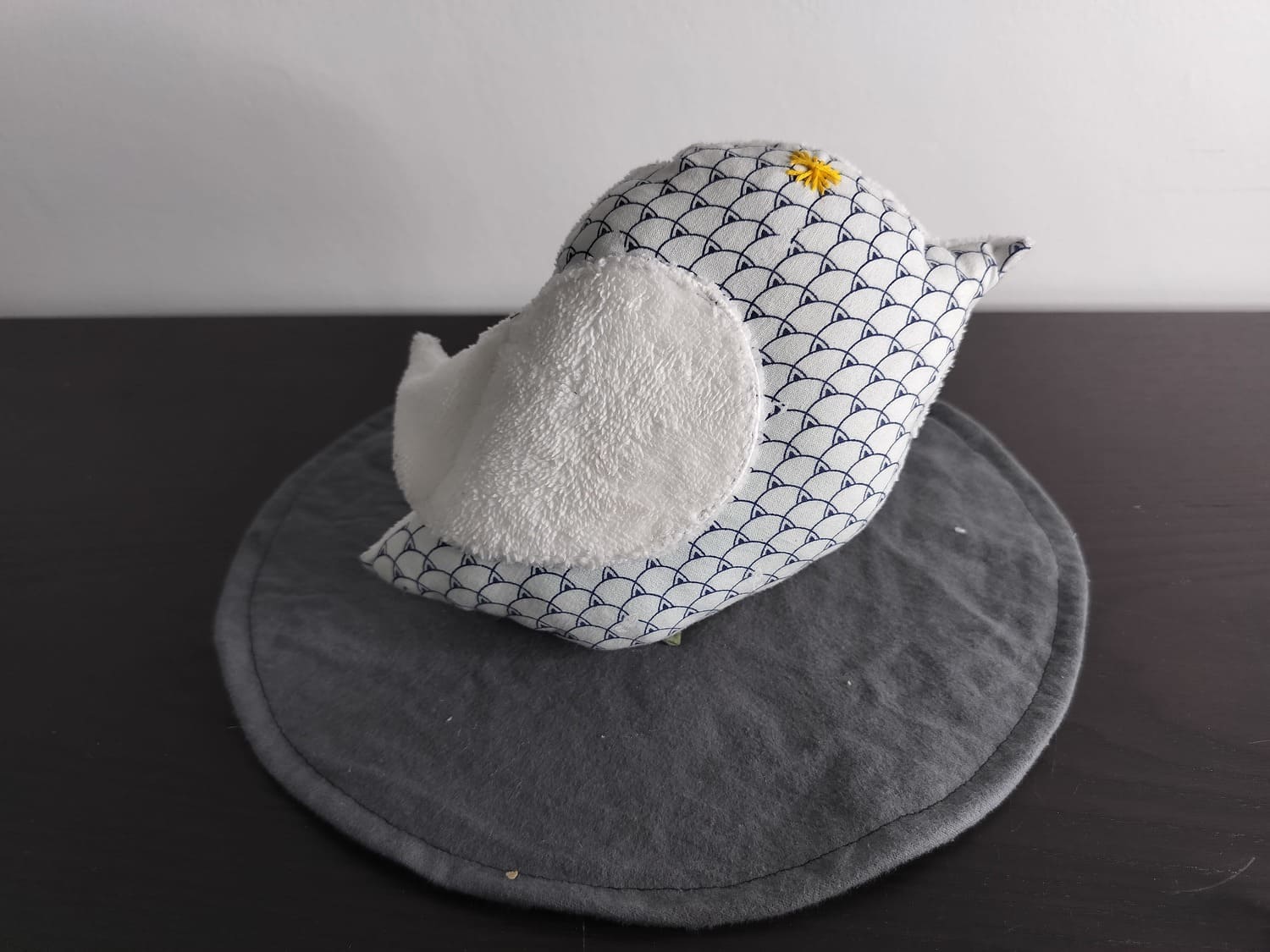 Peluche oiseau écailles, finition Brodé et tissu éponge blanc pur.