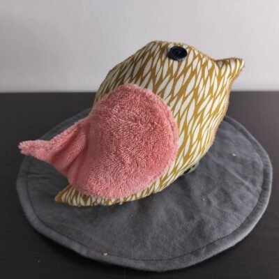 Peluche oiseau graphique, finition Bouton et tissu éponge rose poudré.