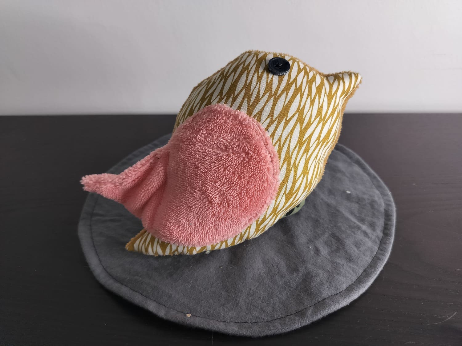 Peluche oiseau graphique, finition Bouton et tissu éponge rose poudré.
