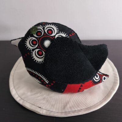 Peluche oiseau Guyane, finition Bouton et tissu éponge noir.