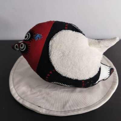 Peluche oiseau Guyane, finition Brodé et tissu éponge blanc.
