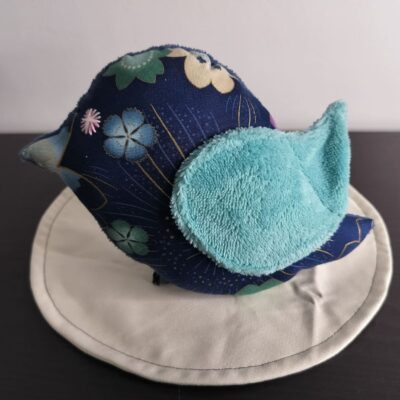Envolez-vous pour la douceur avec la peluche oiseau japonais bleu, une création artisanale faite main en France avec finitions Brodé.