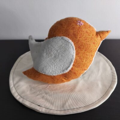 Peluche oiseau orange ensoleillé et chaleureux, finition Brodé et tissu éponge beige crème.