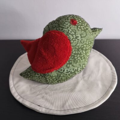 Peluche oiseau vert, finition Brodé et tissu éponge rouge.