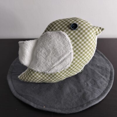 Peluche oiseau vichy, finition Bouton et tissu éponge blanc pur.