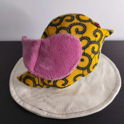 Peluche oiseau wax jaune et coloré, finition Bouton et tissu éponge rose.