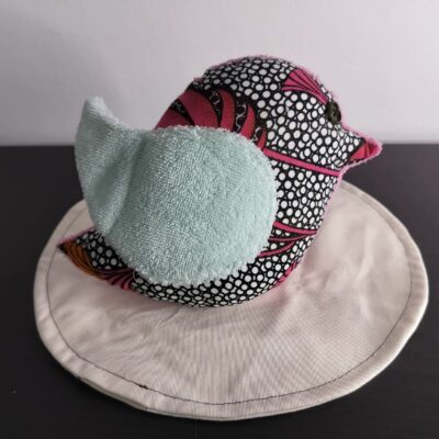 Peluche oiseau wax rose, finition Bouton et tissu éponge vert d'eau.