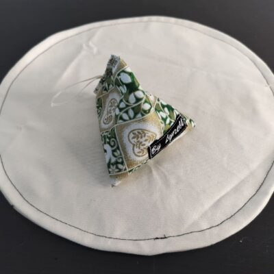 Bouillotte sèche cœurs montagnards vert et doré, berlingot en tissu artisanal aux motifs tyroliens et de grands cœurs dorés.