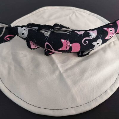 Peluche sardine motifs chats, avec yeux brodés blanc et tissu éponge rose tendre.