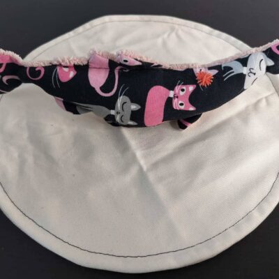 Peluche sardine motifs chats, avec yeux brodés saumon et tissu éponge rose tendre.
