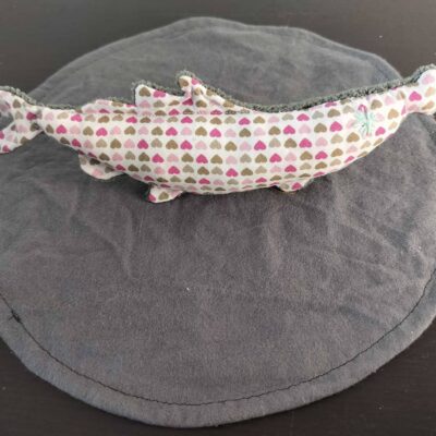 Peluche sardine petits cœurs graphiques, avec yeux brodés bleu claire et tissu éponge gris anthracite.