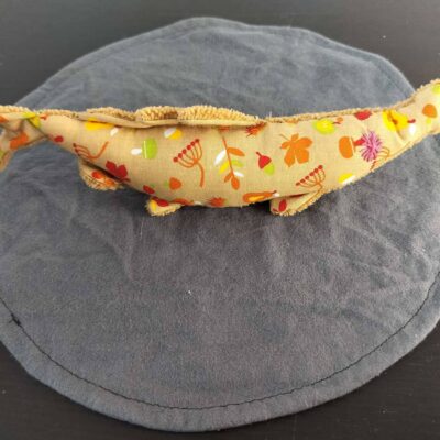 Peluche sardine feuillage d'automne, avec yeux brodés rose fuchsia et tissu éponge beige / marron clair.