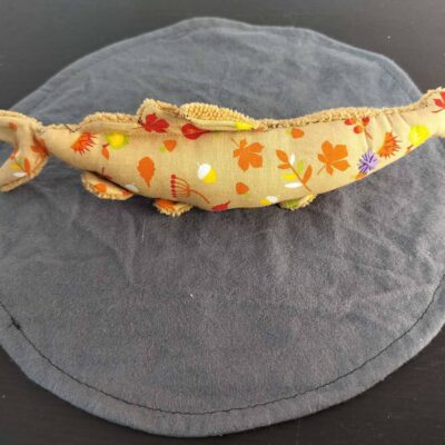 Peluche sardine feuillage d'automne, avec yeux brodés violet et tissu éponge beige / marron clair.