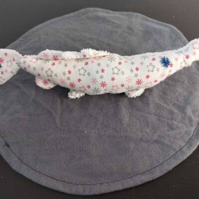 Peluche sardine fleurs et étoiles d'hiver, avec yeux brodés bleu foncé et tissu éponge blanc.