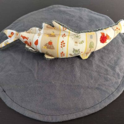 Peluche sardine animaux de la forêt, avec yeux brodés rouge brique et tissu éponge gris anthracite.
