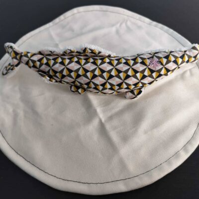 Peluche sardine géométrique triangles, avec yeux brodés rose poudré et tissu éponge blanc.