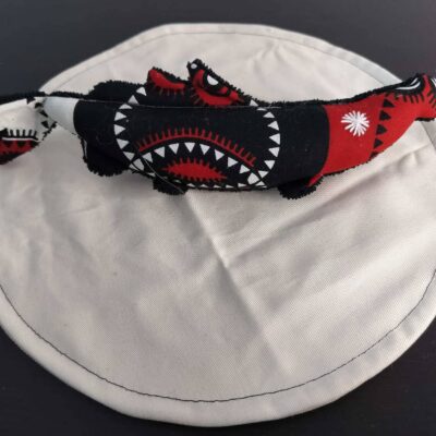 Peluche sardine aux motifs guyanais, avec yeux brodés blanc et tissu éponge noir