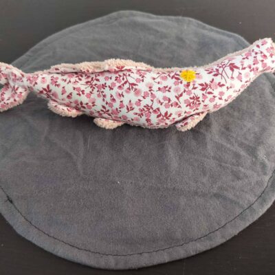 Peluche sardine style Liberty floral rose, avec yeux brodés jaune et tissu éponge rose.
