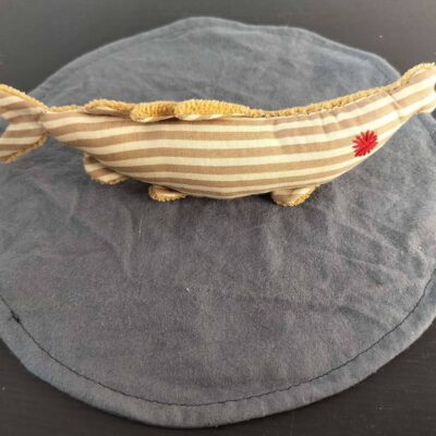 Peluche sardine rayures marron, avec yeux brodés rouge et tissu éponge camel.