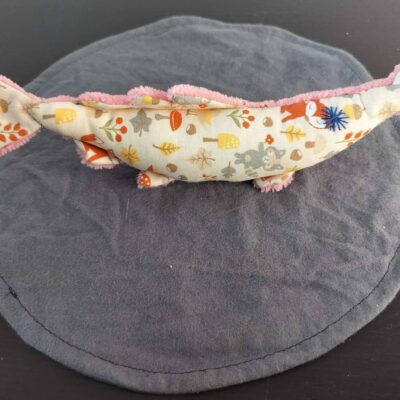 Peluche sardine renards et forêt, avec yeux brodés bleu foncé et tissu éponge rose.