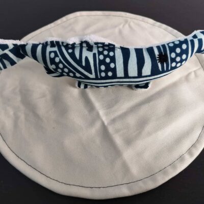Peluche sardine wax bleu, avec yeux brodés noir et tissu éponge blanc écru.