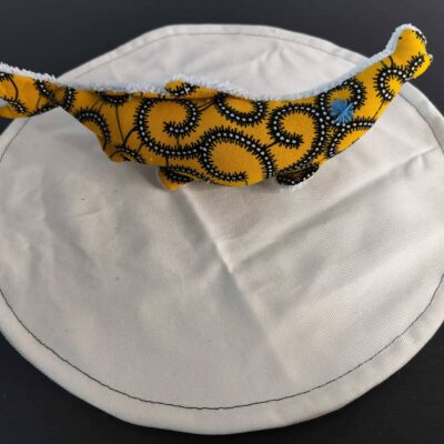 Peluche sardine wax jaune, avec yeux brodés bleu et tissu éponge blanc écru.